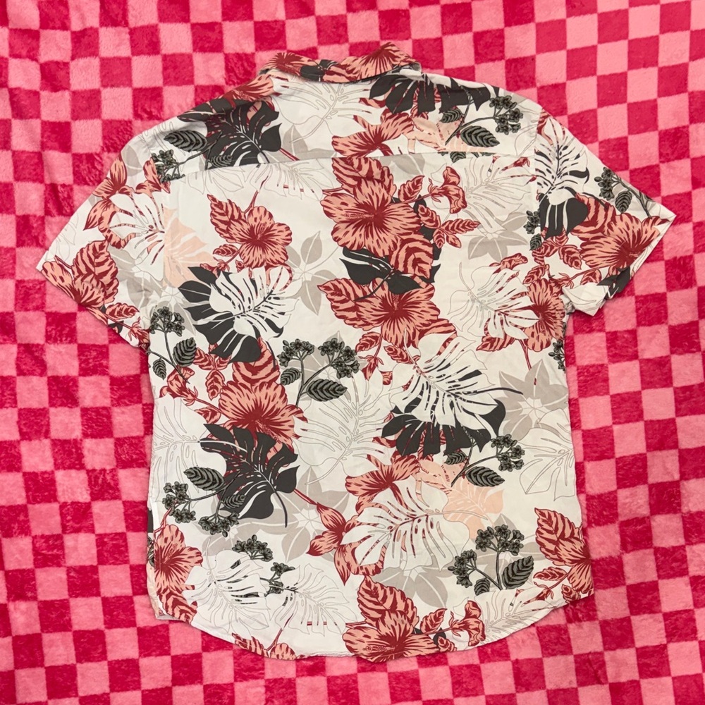Guess Men's Red and White Floral Short-Sleeve Button-Down Shirt - Picture 5 of 5